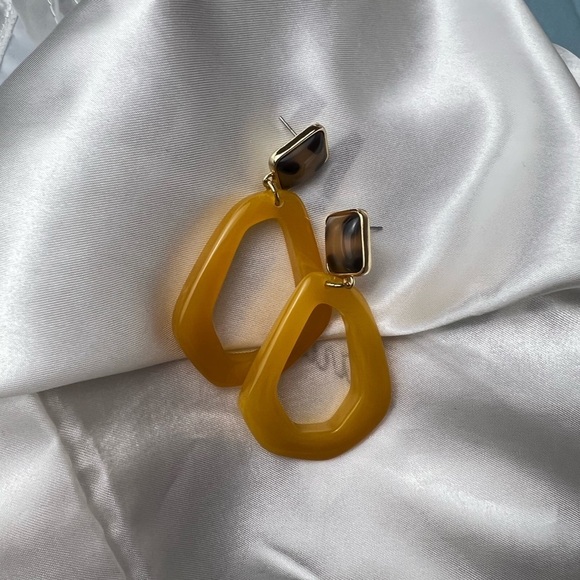 Loop mable yellow  earrings with leopard top - Picture 4 of 7